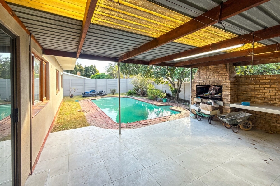 5 Bedroom Property for Sale in Monte Vista Western Cape